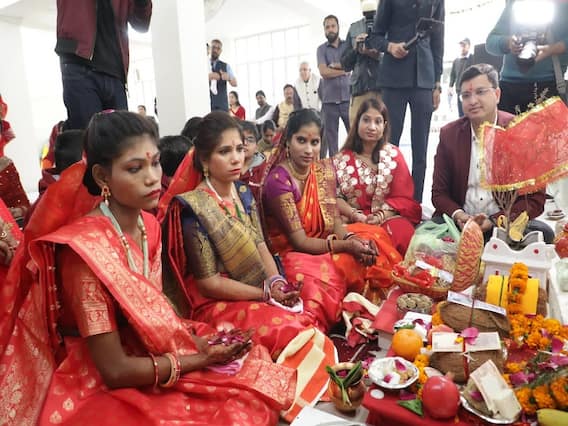 Rajasthan: एक मां-बाप ने ठुकराया तो कईयों ने अपना लिया, कोटा में आज 3 मूक बधिर बेटियों की धूमधाम से होगी शादी Rajasthan: एक मां-बाप ने ठुकराया तो कईयों ने अपना लिया, कोटा में आज 3 मूक बधिर बेटियों की धूमधाम से होगी शादी