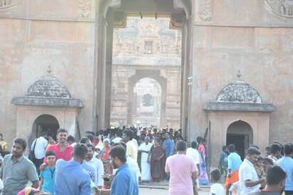 Thanjavur is crowded with people kaanum Pongal - TNN காணும் பொங்கலை ஒட்டி மக்கள் கூட்டத்தால் திணறிய தஞ்சாவூர்