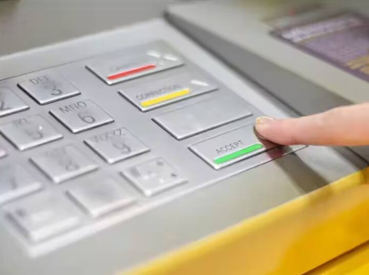 ATM Pin Hacks: ਇਹ ਤੱਥ ਅਕਸਰ ਸਾਂਝਾ ਕੀਤਾ ਜਾਂਦਾ ਹੈ ਕਿ ਜੇਕਰ ATM ਵਿੱਚ ਪਿੰਨ ਉਲਟਾ ਪਾ ਦਿੱਤਾ ਜਾਵੇ ਤਾਂ ਪੁਲਿਸ ਆ ਜਾਂਦੀ ਹੈ। ਤਾਂ ਆਓ ਅੱਜ ਇਹ ਜਾਣਨ ਦੀ ਕੋਸ਼ਿਸ਼ ਕਰੀਏ ਕਿ ਇਸ ਵਿੱਚ ਕਿੰਨੀ ਸੱਚਾਈ ਹੈ?