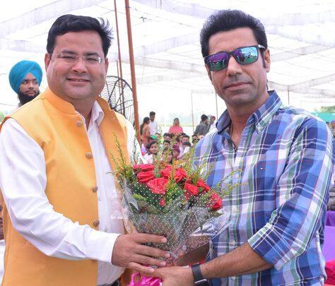 ਬੀਨੂੰ ਢਿੱਲੋਂ ਅੱਜ 4 ਮਿਲੀਅਨ ਯਾਨਿ 32 ਕਰੋੜ ਜਾਇਦਾਦ ਦੇ ਮਾਲਕ ਹਨ। ਉਹ ਇੱਕ ਫਿਲਮ ਲਈ ਢਾਈ ਕਰੋੜ ਫੀਸ ਲੈਂਦੇ ਹਨ। ਬੀਨੂੰ ਨੂੰ ਆਖਰੀ ਵਾਰ ਫਿਲਮ 'ਕੈਰੀ ਆਨ ਜੱਟਾ 3' 'ਚ ਦੇਖਿਆ ਗਿਆ ਸੀ। ਇਸ ਫਿਲਮ ਨੇ ਬਾਕਸ ਆਫਿਸ 'ਤੇ 100 ਕਰੋੜ ਤੋਂ ਜ਼ਿਆਦਾ ਦੀ ਕਮਾਈ ਕੀਤੀ ਸੀ।