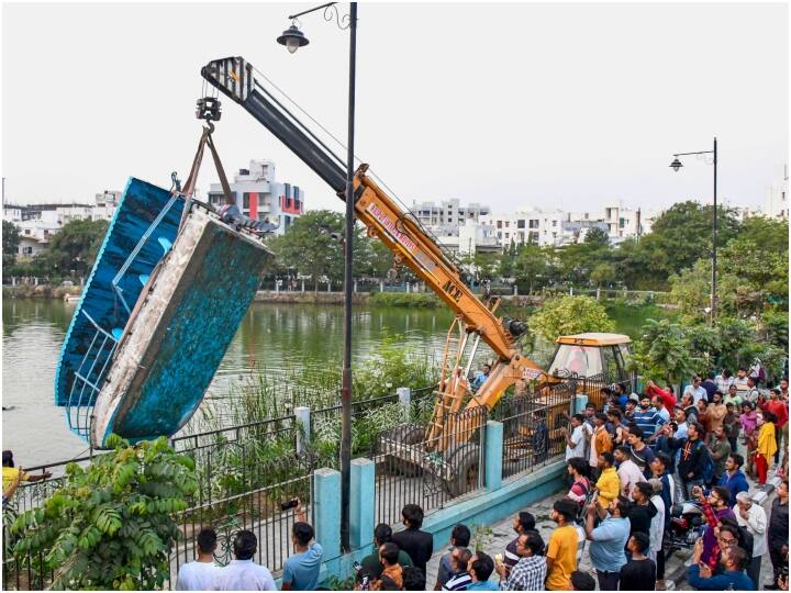 Vadodara Boat Capsized: गुजरात में वडोदरा शहर के बाहरी क्षेत्र में एक तालाब में गुरुवार को एक नाव पलट गई. नाव पलटने के बाद लोगों को संभलने का मौका नहीं मिला और सवार डूब गए.