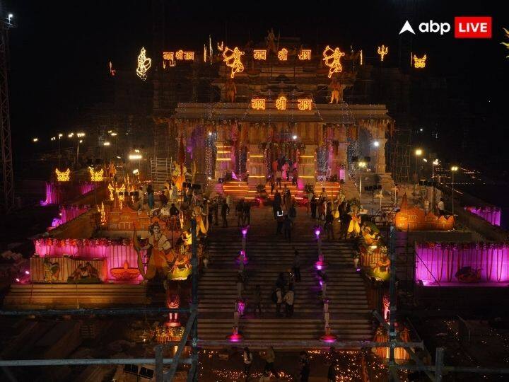 डाक टिकटों में पंचतत्व (पांच तत्व) यानी आकाश, वायु, अग्नि, पृथ्वी और जल भी हैं जिन्हें 'पंचभूत' के रूप में जाना जाता है.