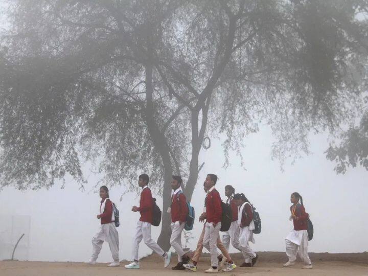 अत्यधिक ठंड की वजह से बिहार की राजधानी पटना में 8 क्लास तक के स्कूल 20 जनवरी तक बंद रहेंगे. डिस्ट्रिक्ट मजिस्ट्रेट के आदेश के मुताबिक, प्राइवेट, सरकारी, आंगनवाड़ी और प्री-स्कूल समेत सभी स्कूल ठंड की वजह से बंद रहेंगे.