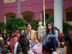 உடை கட்டுப்பாட்டுக்கு எதிராக பொங்கி எழுந்த மாயா.. முடிவை தீர்மானிக்கும் மக்கள் - ஜீ தமிழில் அடுத்த அதிரடி அறிவிப்பு.!!