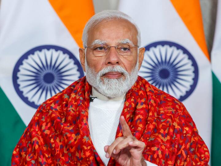 वडोदरा हरणी तालाब हादसे पर प्रधानमंत्री नरेंद्र मोदी ने सोशल मीड‍िया मंच 'एक्‍स' पर पोस्‍ट शेयर कर गहरा शोक व्‍यक्‍त किया. पीएम मोदी ने इस दुख की घड़ी में शोक संतप्‍त पर‍िजनों के प्रत‍ि संवेदना जताते हुए घायलों के शीघ्र स्वास्‍थ्‍य लाभ की कामना की है. इस दौरान उन्होंने प्रधानमंत्री राहत कोष से प्रत्‍येक मृतक के परिजनों को 2 लाख रुपये और घायलों को 50 हजार रुपये की अनुग्रह राश‍ि देने की घोषणा भी की है. उन्‍होंने कहा कि स्थानीय प्रशासन प्रभावित लोगों को हर संभव मदद कर रहा है.