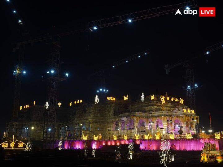 इन टिकटों के डिजाइन में राम मंदिर, चौपाई 'मंगल भवन अमंगल हारी', सूर्य, सरयू नदी और मंदिर के अंदर और आस-पास की मूर्तियों को दिखाया गया है.