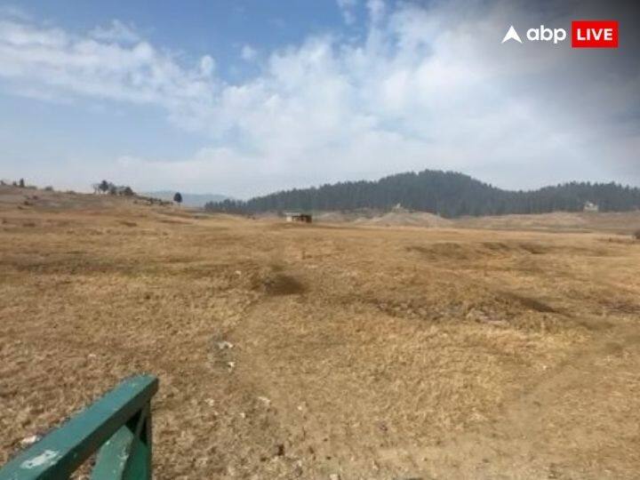 गुलमर्ग में सर्दियां शुरू होते ही बर्फबारी शुरू हो जाती थी. लोग यहां स्कीइंग, स्नोबोर्डिंग, आइस स्केटिंग जैसे खेल का मजा लेने आते थे. इस बार भी लोग इसीलिए यहां आए, लेकिन उन्हें सूखे पहाड़ ही नजर आए.