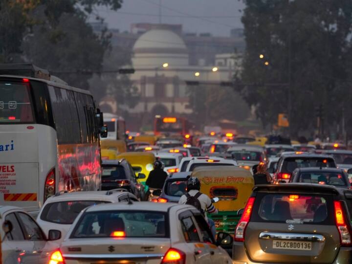 Delhi Air Pollution GRAP 3 Centre lifts ban on non-essential construction BSIII petrol and BSIV diesel four wheelers Delhi Air Quality: दिल्ली-एनसीआर में इन गाड़ियों पर लगा प्रतिबंध हटा, एयर क्वालिटी में सुधार के बाद फैसला
