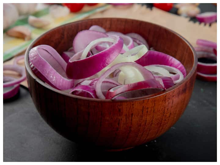 There are many benefits of eating raw onion know how much onion should be  eaten in a day | कच्चा प्याज खाने से होते हैं कई फायदे, जान लीजिए एक दिन में