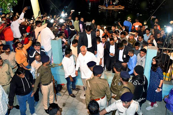 Vadodara Boat Capsized: गुजरात के वडोदरा में एक नाव पलटने से अब तक 16 लोगों की जान चली गई है. नाव में एक स्कूल के छात्र और श‍िक्षक सवार थे. बचाव कार्य जोर शोर से कि‍या जा रहा है. अब तक 8 लोगों को रेस्क्यू किया जा चुका है. हालांकि, अभी भी 4 से 5 लोग लापता हैं. उनको ढूंढने के लिए सर्च ऑपरेशन चल रहा है.