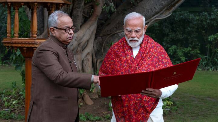 ডাকবিভাগের কর্তৃপক্ষ জানিয়েছে, রাম মন্দির, চৌপাই, সূর্য, সয়যূ নদী এবং মন্দিরের যাবতীয় ভাস্কর্য ফুটিয়ে তোলা হয়েছে ওই স্মারক ডাকটিকিটে।