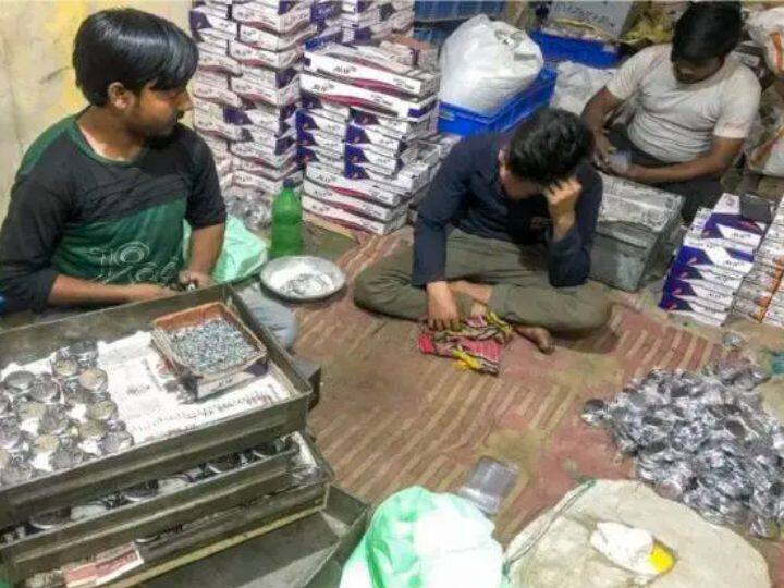 अलीगढ़ तालों के लिए फेमस है. अलीगढ़ में तालों का तगड़ा व्यापार है. सालाना कारोबार बात करें तो यह कारोबार 40,000 हजार करोड़ का है. यहां ताले बनाने की करीब 5000 से भी ज्यादा यूनिट्स हैं.