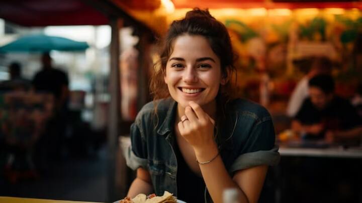 খাবার খেয়ে ব্যায়াম করা উচিত নয়। এমনটাই অনেকে মনে করেন। তবে এই ধারণা সঠিক নয়। (ছবি সৌজন্য: ফ্রিপিক)