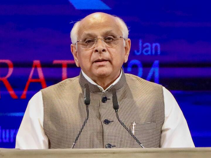 गुजरात के मुख्‍यमंत्री भूपेंद्र पटेल ने घटना को लेकर एक्‍स पर कहा कि वडोदरा के हरणी तालाब में बच्चों के डूबने की खबर बेहद दुखदायी है. मैं उन बच्चों की आत्मा की शांति के लिए कामना करता हूं जिन्होंने अपनी जान गंवा दी. इस घड़ी में मैं पीड़ित के परिवारों के दुख में शामिल हूं. भगवान उन्हें इस दुख को सहन करने की शक्ति दें. जो छात्र और शिक्षक नाव पर सवार थे उनके लिए रेस्क्यू ऑपरेशन जारी है. प्रशासन को दुर्घटना के पीड़ितों को तत्काल राहत और उपचार प्रदान करने का निर्देश दिया गया है.