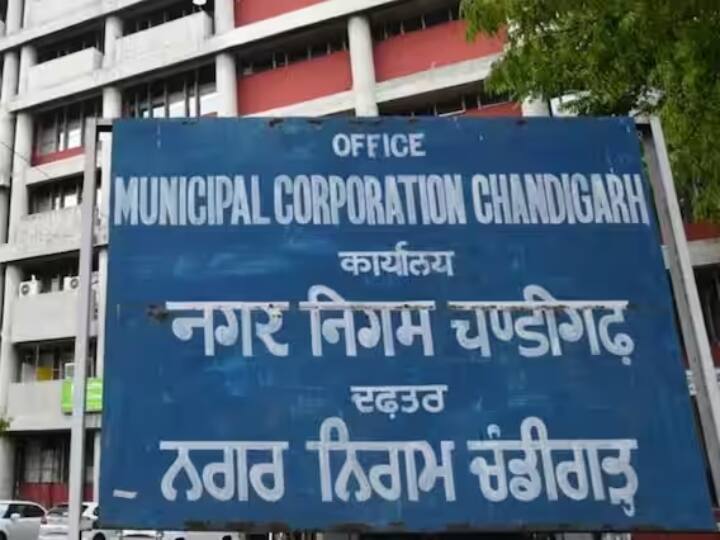 Chandigarh Mayor Election 2024 Huge ruckus outside Chandigarh Municipal Corporation Mayor election postponed Congress will go to high court Chandigarh Mayor Election: चंडीगढ़ नगर निगम के बाहर जमकर हंगामा, मेयर चुनाव टला, कोर्ट जाएगी कांग्रेस