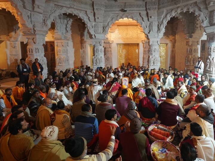 जिया थडानी बैंड समूह के मालिक के मुताबिक, इस बार दो महत्वपूर्ण सीजन की शुरूआत एक साथ हो रहा है. इसलिए हमें अपने दिन की शुरूआत भोर में सुबह से 4 बजे से करेंगे. इस साल शादियों के साथ राम बारात निकाले जाने कारण ढोल, नगाड़ों और बैंड बाजों की मांग में काफी इजाफा हुआ है. उन्होंने बताया कि इस बार 21 और 22 जनवरी को बुकिंग को मैनेज करने के लिए छोटे और बड़े बैंड दोनों तैयारी कर रहे हैं, डिमांड को पूरी करने के लिए बैंड सदस्यों को छोटी-छोटी टीम में विभाजित किया गया है. (प्रतीकात्मक तस्वीर)