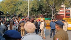 Chandigarh Mayor Election: ਚੋਣ ਤੋਂ ਪਹਿਲਾਂ ਪ੍ਰੀਜ਼ਾਈਡਿੰਗ ਅਫ਼ਸਰ ਹੋ ਗਿਆ ਬਿਮਾਰ, ਚੋਣ ਟਲੀ, ਹਾਈਕਰੋਟ ਪਹੁੰਚਿਆ I.N.D.I.A ਗਠਜੋੜ 