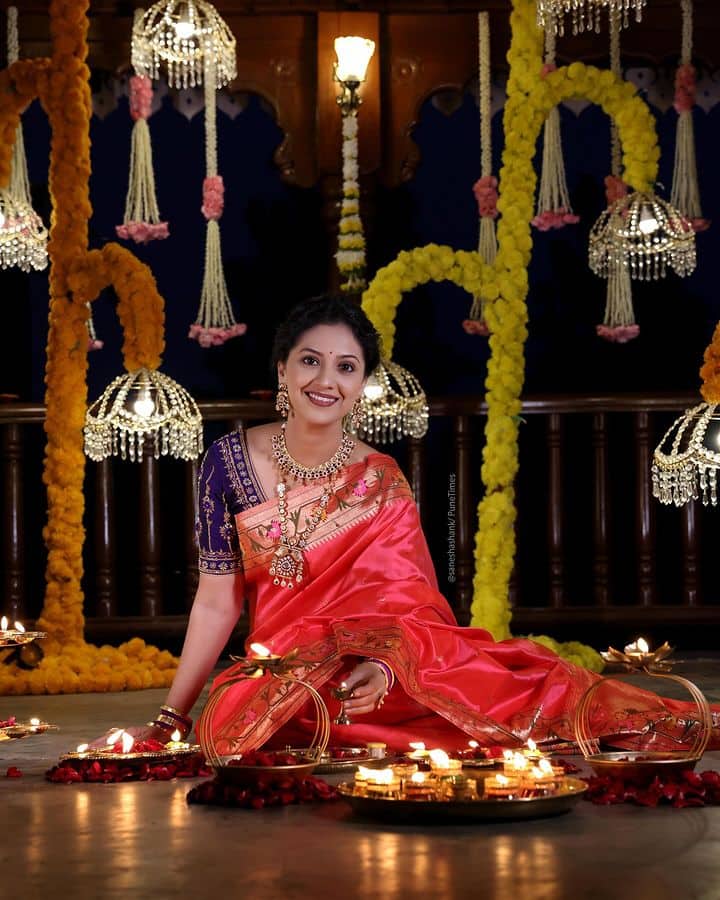 लोकशाही' सिनेमाच्या निमित्ताने प्रेक्षकांना सिनेमागृहात महाभारतातील पात्रे आणि त्यांच्या सत्ता संघर्षासारखाच आजच्या कलियुगातील माणसांच्या राजकारण आणि राजघराण्यातील सत्तासंघर्षाचा विलक्षण अनुभव घेता येणार आहे(Photo Credit : instagram/tejashripradhan)