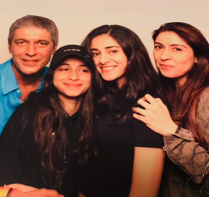 इस मौके पर एक्टर की पत्नी ने अपने इंस्टाग्राम अकाउंट पर कुछ अनदेखी फैमिली फोटोज शेयर की और चंकी को एनिवर्सरी की बधाई दी.