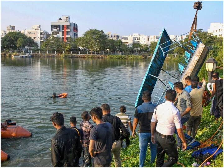 ये सभी स्कूल की तरफ से पिकनिक मनाने इस तालाब पर गए हुए थे.