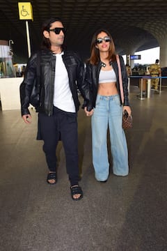 एयरपोर्ट पर गर्लफ्रेंड का हाथ थामे स्पॉट हुए Prateik Babbar, व्हाइट क्राप टॉप के साथ ब्लैक जैकेट में बेहद ग्लैमरस लगीं प्रिया बनर्जी