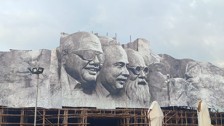 மாநாடு மைதானத்தின் முகப்பில் பெரியார், அண்ணா, கலைஞர் ஆகியோரது முகங்கள் பதிக்கப்பட்ட கோட்டை போன்று அமைக்கப்பட்டுள்ளது.