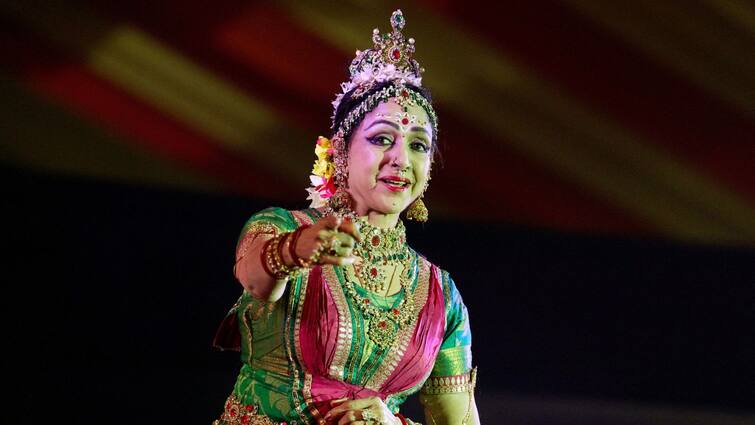 Actress MP Hema Malini Performs as Sita at Ayodhya Ram Mandir inauguration Hema Malini: বয়স যেন স্রেফ সংখ্যা, রামমন্দিরের উদ্বোধনী অনুষ্ঠানে সীতার ভূমিকায় নজরকাড়া ৭৫-এর হেমা