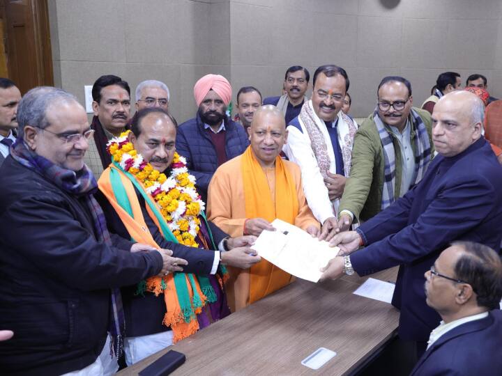 UP Vidhan Parishad by Election BJP leader Dara Singh Chauhan files his nomination for by poll presence of CM Yogi ANN UP Vidhan Parishad Election: यूपी विधान परिषद उपचुनाव के लिए दारा सिंह चौहान ने दाखिल किया नामांकन, सीएम योगी रहे मौजूद