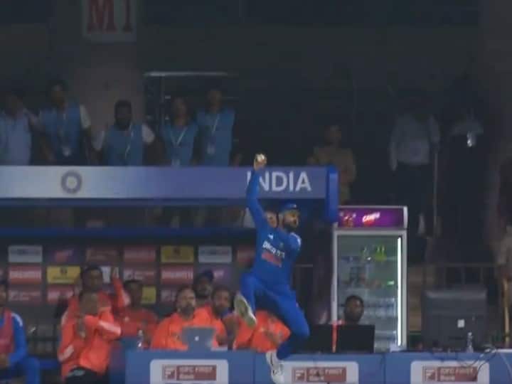 Surprising fielding by Virat Kohli, boundary was stopped by taking a surprising leap;  watch video