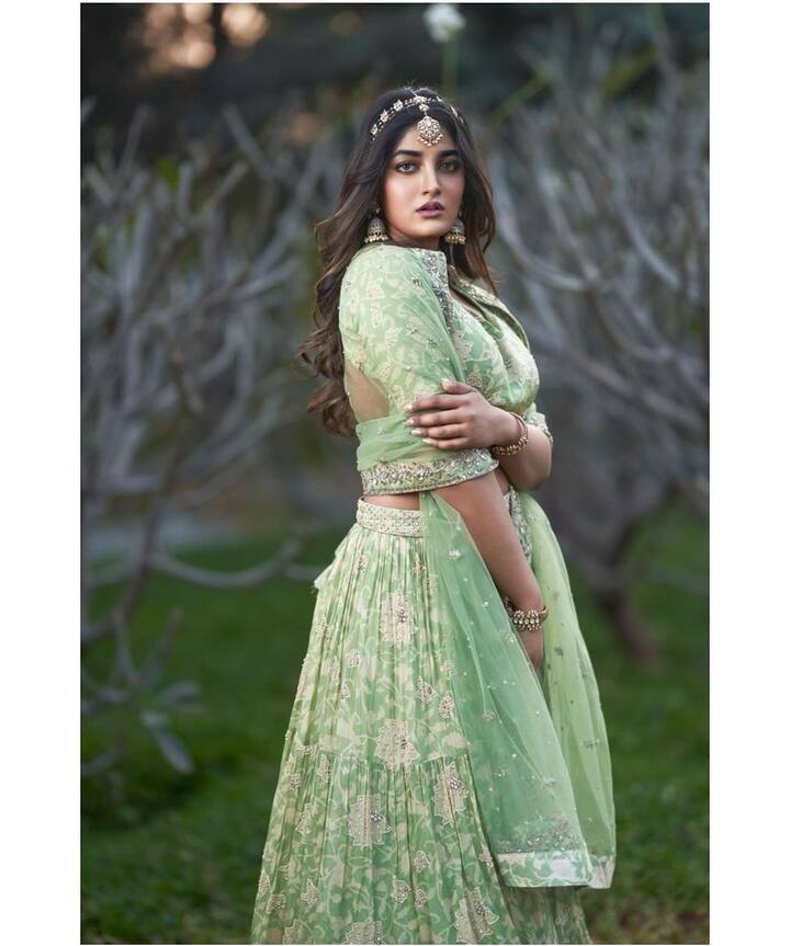 ఈ ఫోటోలను ఇన్స్టాలో షేర్ చేసింది. ఈ పోస్ట్కి When you’re aligned to your values you attract your tribe అంటూ క్యాప్షన్ పెట్టింది. అభిమానులు ఆమెకు ఫైర్ ఎమోజీలతో కామెంట్లు పెడుతున్నారు.(Images Source : Instagram/dimplehayathi)