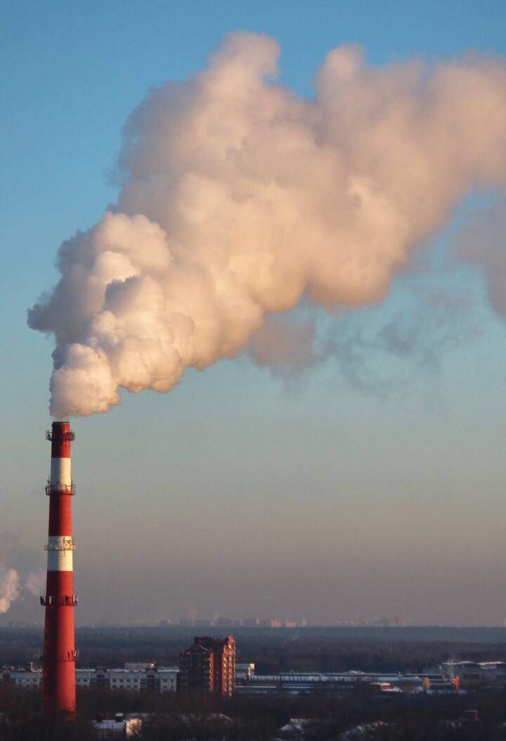 प्रदूषणाचा आपल्या आरोग्यावरही गंभीर परिणाम होतो. यामुळे फुफ्फुसाचा संसर्ग, दमा आणि ब्राँकायटिससारखे आजार होतात. गरोदर महिला आणि लहान मुलांना प्रदूषणाचा सर्वाधिक धोका असतो. (Photo Credit : unsplash)