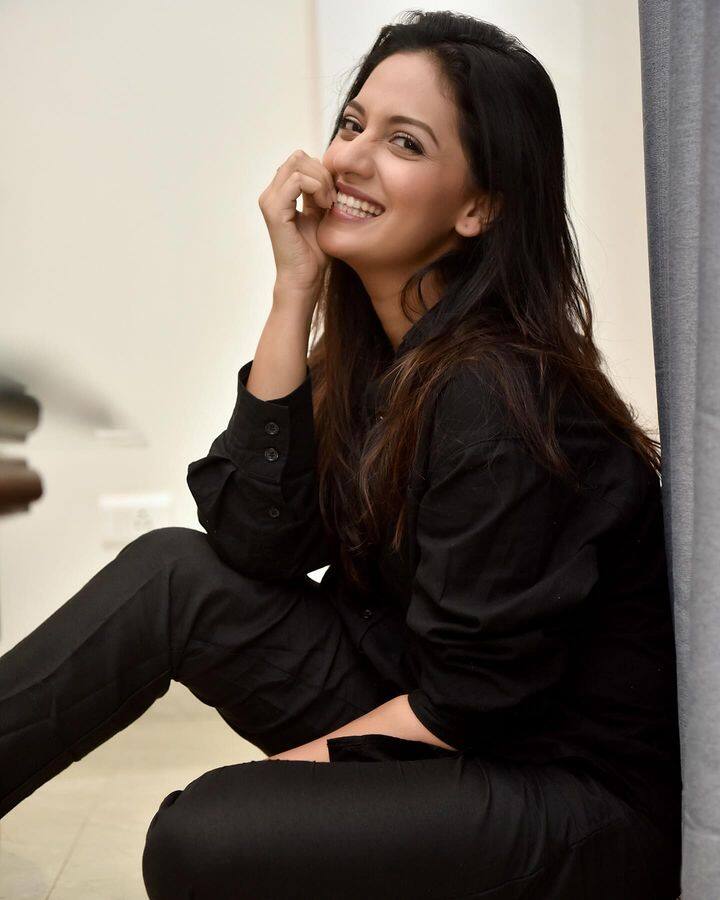 तेजश्री प्रधानने मालिकांसह सिनेमांतही काम केलं आहे. तिचे अनेक सिनेमे सुपरहिट ठरले आहेत. 'ओलीसुकी','झेंडा','तिची कथा','ती सध्या काय करते','डॉ. प्रकाश बाबा आमटे','लग्न पहावे करुन',शर्यत' अशा अनेक सिनेमांत तेजश्रीने काम केलं आहे. (Photo Credit : instagram/tejashripradhan)