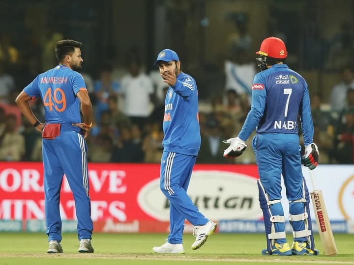 Rohit Sharma Shows Anger on Mohammad Nabi over Byes in Super Over Rahul Dravid Defends Afghan Batter IND vs AFG: सुपर ओवर में मोहम्मद नबी पर भड़क गए थे रोहित शर्मा, बाद में अफगान बल्लेबाज को मिला कोच द्रविड़ का साथ
