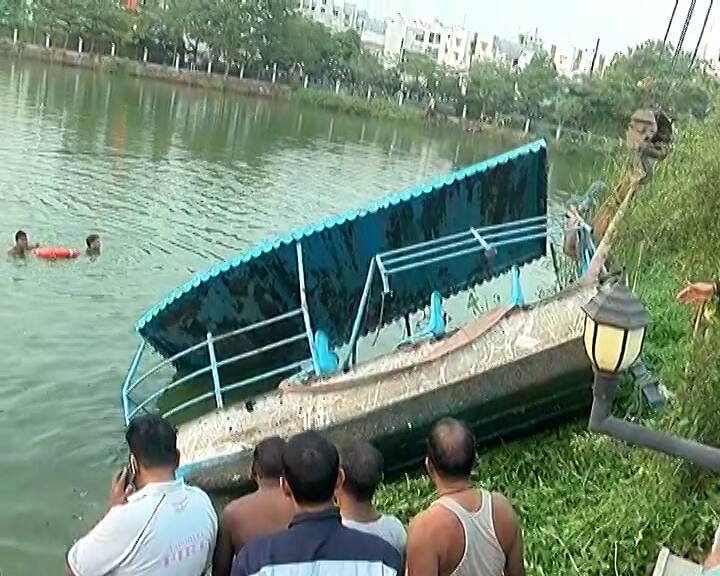 14 dead as boat full of teachers and students sinks in Vadodara, accident in Vadodara  Harani Lake Boat Accident Live: વડોદરામાં ભયંકર બોટ દુર્ઘટના, પ્રવાસે આવેલા વિદ્યાર્થીઓથી ભરેલ બોટ ડૂબી,14નાં મોત