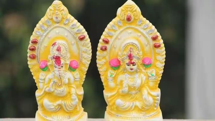 ঠাকুরঘরে লক্ষ্মী দেবীর আসনের পাশে একটি শাঁখ রাখতেই হবে।