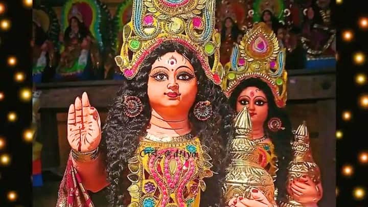 লক্ষ্মীর আসনে বা সামনে পাঁচটি কড়ি রাখুন। দেবীর কৃপা পাবেন। প্রতিদিন স্নানের পর যদি গায়ত্রী মন্ত্র জপ করা যায় তাহলে মা লক্ষ্মী প্রসন্ন হন।