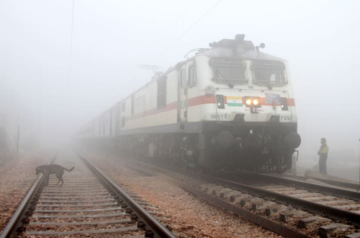 किसी रेल कर्मचारी के काम में बाधा डालते हैं तो आपको 6 महीने की जेल या हजार रुपये का जुर्माना देना पड़ सकता है.