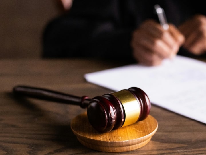 MP High Court: क्या आप कानून से ऊपर हैं? मध्य प्रदेश हाईकोर्ट ने ट्रांसपोर्ट कमिश्नर को लगाई फटकार MP High Court reprimanded Transport Commissioner and ADGP regarding traffic rules Jabalpur Open Court ann MP High Court: क्या आप कानून से ऊपर हैं? मध्य प्रदेश हाईकोर्ट ने ट्रांसपोर्ट कमिश्नर को लगाई फटकार