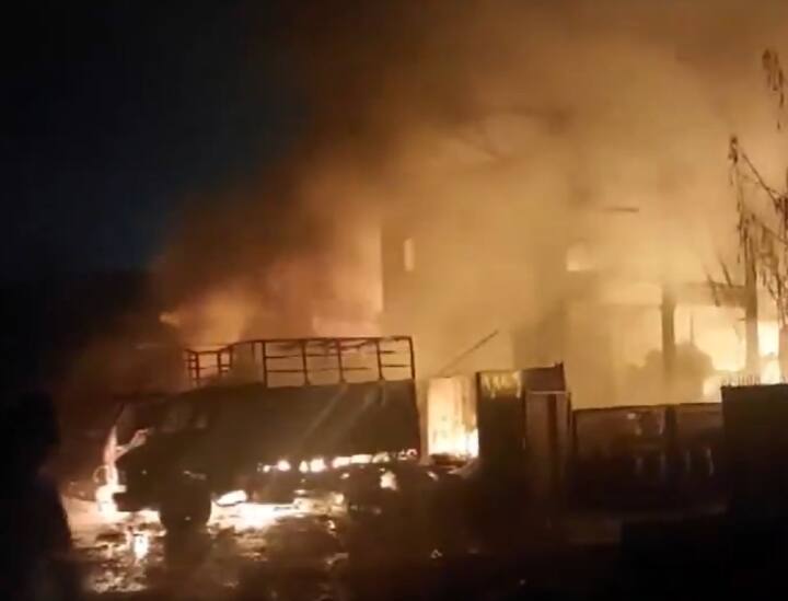 Thane Fire in Badlapur MIDC Chemical Factory Five People Injured Fire Brigade to Control Situation Thane Fire: ठाणे की केमिकल फैक्ट्री में एक के बाद एक कई विस्फोट, एक की मौत 4 झुलसे; 2 घंटे बाद बुझ सकी आग