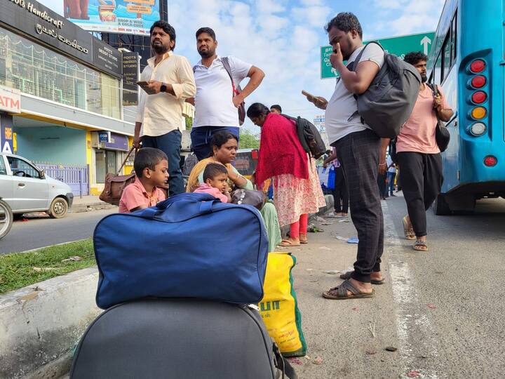 வெள்ளிக்கிழமை கிளம்பினால் கூட்ட நெரிசலாக இருக்கும் என சிலர் ஞாயிற்றுக்கிழமை கிளம்பினர். இருப்பினும், கடந்த வாரம் முதல் இந்த வாரத்தின் தொடக்கம் வரை நெடுஞ்சாலைகள் நிரம்பி காணப்பட்டண.