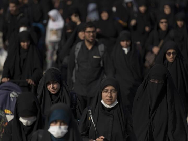 ईरान की कुल आबादी 8 करोड़ 75 लाख 90 हजार है, वहीं पाकिस्तान में 24 करोड़ 76 लाख लोग रहते हैं. जनसंख्या के लिहाज से पाकिस्तान की आबादी ईरान से ज्यादा है.