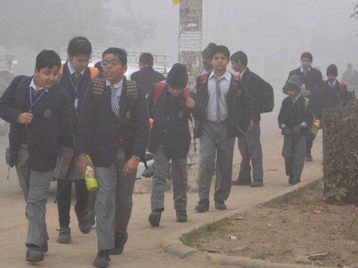 पंजाब सरकार ने अत्यधिक ठंड के चलते सभी स्कूलों को 21 जनवरी तक बंद करने का फैसला किया है. पांचवीं तक के स्कूल बंद किए गए हैं. छठी क्लास और उससे ऊपर के लिए प्रिंसिपलों को छात्रों की सुरक्षा के लिए जरूरी व्यवस्था करने का निर्देश दिया गया है.