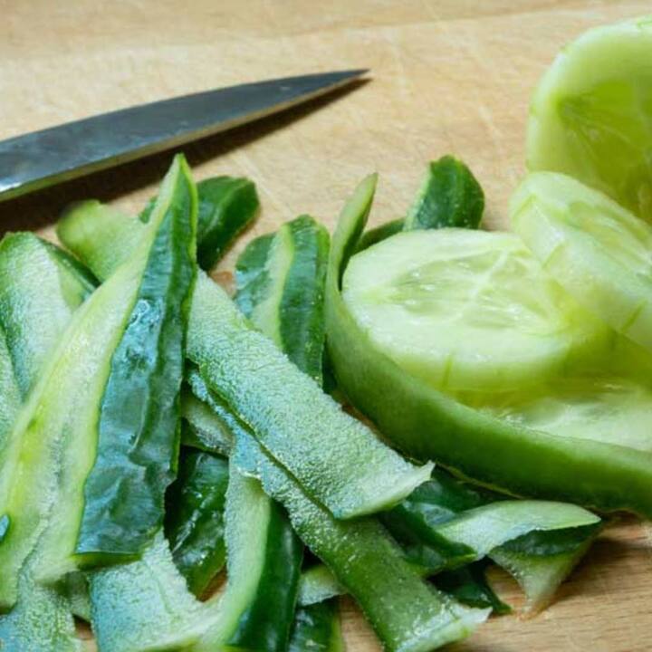 ਚਮੜੀ ਲਈ ਖੀਰੇ ਦੇ ਛਿਲਕੇ ਦੀ ਵਰਤੋਂ ਕਰ ਸਕਦੇ ਹੋ। ਇਸ ਦੇ ਨਾਲ ਹੀ ਇਸ ਦੀ ਵਰਤੋਂ ਹੱਥਾਂ ਅਤੇ ਪੈਰਾਂ ਦੀ ਟੈਨਿੰਗ ਨੂੰ ਦੂਰ ਕਰਨ ਲਈ ਵੀ ਕੀਤੀ ਜਾਂਦੀ ਹੈ। ਇਸ ਵਿਚ ਪਾਏ ਜਾਣ ਵਾਲੇ ਹਾਈਡ੍ਰੇਟਿੰਗ ਗੁਣ ਚਮੜੀ ਨੂੰ ਹਾਈਡਰੇਟ ਰੱਖ ਸਕਦੇ ਹਨ। ਇਹ ਚਮੜੀ ਨੂੰ ਝੁਲਸਣ, ਖਰਾਬ ਚਮੜੀ, ਰੰਗਾਈ ਅਤੇ ਕਾਲੇ ਧੱਬਿਆਂ ਤੋਂ ਛੁਟਕਾਰਾ ਦਿਵਾਉਣ ਵਿੱਚ ਵੀ ਮਦਦ ਕਰ ਸਕਦਾ ਹੈ।