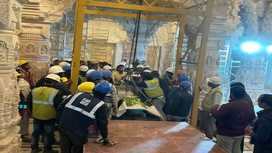 Ram Mandir Pran Pratishtha: Ram Lalla Idol Brought Inside Ayodhya Temple Ram Mandir Pran Pratishtha: રામ મંદિર પરિસરમાં લાવવામાં આવી રામલલાની મૂર્તિ, આજે ગર્ભગૃહમાં કરાશે સ્થાપિત