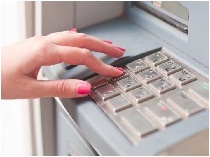 ऐसे में उल्टा पिन डालने से कुछ नहीं होगा और ज्यादा बार गलत पिन डालने की वजह से आपका कार्ड लॉक भी हो सकता है.