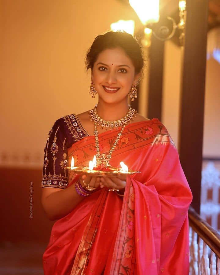 या सिनेमात तेजश्री सामाजिक कार्यकर्ती आणि राजकीय घराण्यातील वारसदार इरावती चित्रे नामक पात्र साकारणार आहे.(Photo Credit : instagram/tejashripradhan)