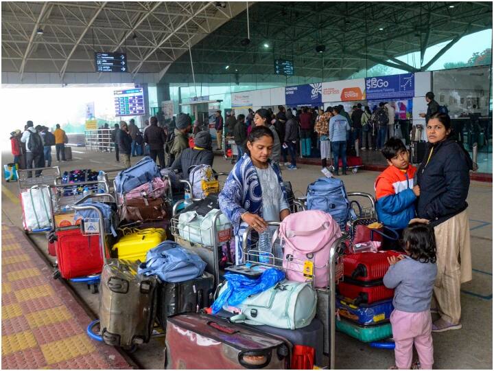 Jharkhand Weather Update: झारखंड में भी कड़ाके की ठंड पड़ रही है. सुबह के वक्त घना कोहरा छा रहा है जिसका असर विमानों की उड़ान पर पड़ रहा है. यहां कई उड़ानों को रद्द किया गया है.