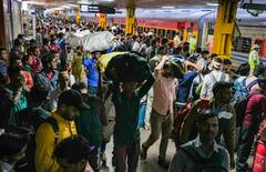 Railway Rules: ट्रेन में शराब पीने या बदसलूकी करने पर कितनी होती है सजा? ये है जुर्माने का प्रावधान