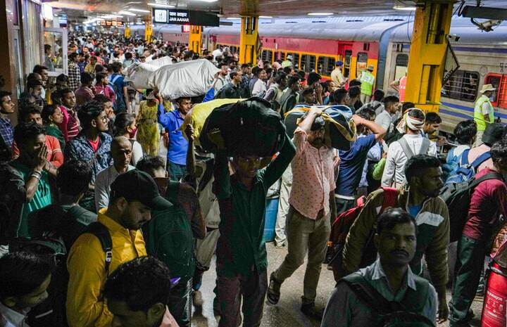 ट्रेन में किसी भी तरह के नियमों के उल्लंघन या फिर बदसलूकी को लेकर जुर्माना लगाने और सजा का प्रावधान है.