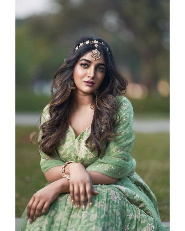 తలకి పాపిడి బిళ్ల, పెద్ద పెద్ద చెవిరింగులు, చేతులకు గాజులు వేసుకుంది. హెయిర్ను కర్ల్ చేసి లీవ్ చేసింది. స్మోకి ఐషాడోతో తన లుక్ని సెట్ చేసుకుని ఫోటోలకు ఫోజులిచ్చింది. (Images Source : Instagram/dimplehayathi)